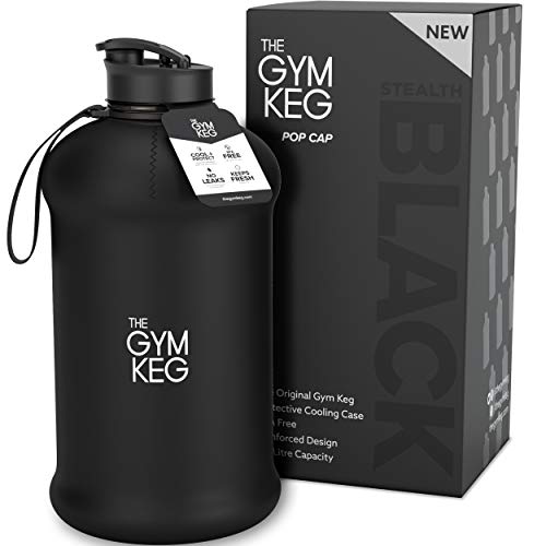 The Gym Keg + Sleeve diseño 2018 - Culturismo Botella de Agua para Gimnasio - Botella de Agua Duradera y Resistente de 2.2 litros - Grandes Botellas de Agua para Deportes de Medio galón