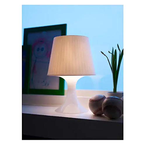 Lámpara de mesa blanca, de Ikea