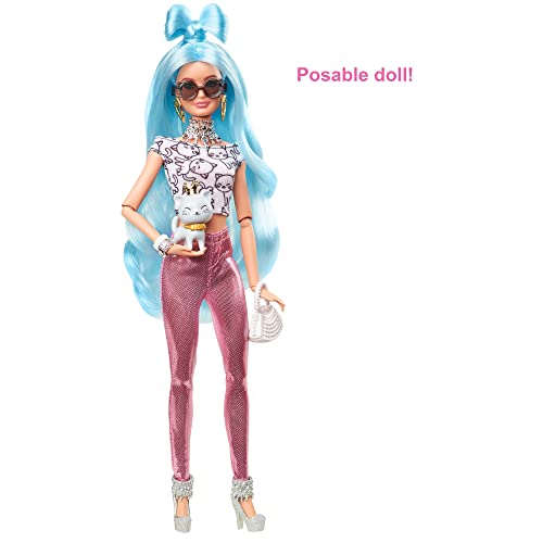 Barbie Extra Deluxe Muñeca articulada con pelo azul y 30 looks con ropa para muñecas, accesorios de juguete y mascota (Mattel GYJ69)