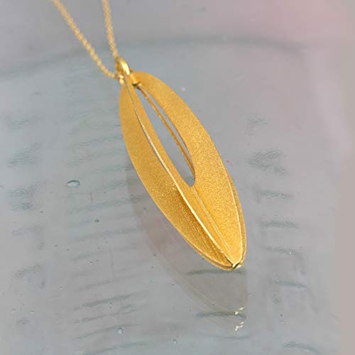 Christin Ranger - Colgante y cadena de plata chapada en oro con forma elíptica