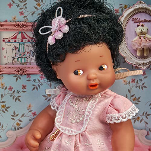 los Barriguitas - muñeca de Piel Morena y el Pelo Negro Rizado, Lleva un Accesorio en el Pelo a Juego con el Vestido Rosa con Bordados Blancos, 4 Modelos coleccionables Diferentes, Famosa (700017267)
