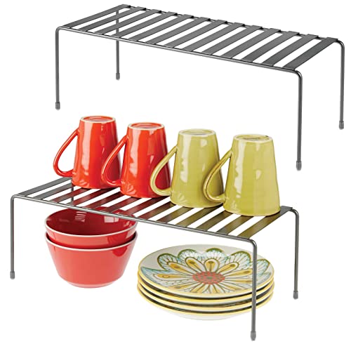 mDesign Juego de 2 estantes de cocina – Soportes para platos independientes de metal – Organizadores de armarios extragrandes para tazas, platos, alimentos, etc. – gris oscuro