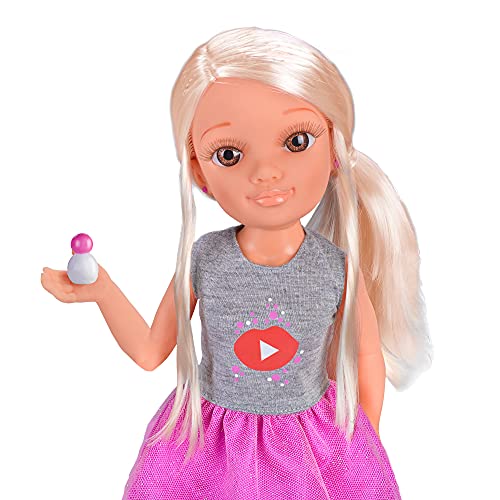 Nancy - Un Día como Youtuber, muñeca con accesorios de belleza, cajas para hacer unboxings, un trípode soporte para el móvil y una App segura para hacer videos para niños, FAMOSA (700014272)