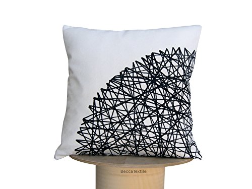 Cojín de lino algodón de diseño geométrico color blanco y negro de BeccaTextile.