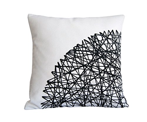Cojín de lino algodón de diseño geométrico color blanco y negro de BeccaTextile.