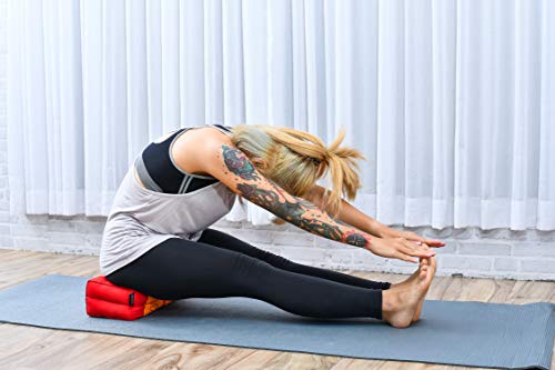 LEEWADEE Bloque de Yoga pequeño – Cojín Alargado para Pilates y meditación, cojín para el Suelo Hecho de kapok Natural, 35 x 18 x 12 cm, Naranjo Rojo