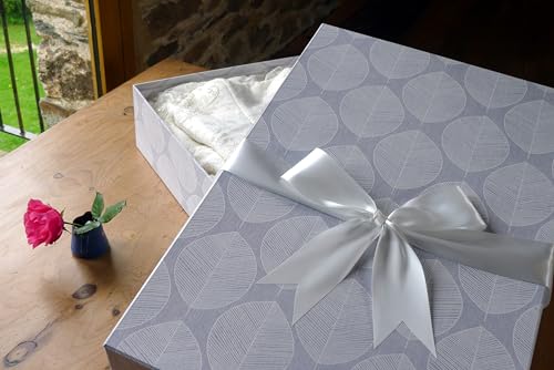 Wedding Dress Box Company Caja DE Almacenamiento para Vestido DE Boda 'DISEÑO Scandi Leaf (Classic 75 x 50 x 15 cm) Material con un pH Neutro Incluye Papel de Seda Libre de ácido. En Stock