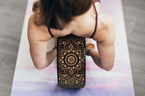 Yoga Design Lab | Rueda para Yoga | Calidad y Durabilidad | Acolchado y Cómodo | Antideslizante | Incluye guía de posturas | Diseñado para Inspirar (Mandala Cork)