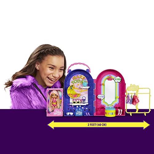 Barbie Extra Minis Boutique Set de juego portátil con muñeca pequeña y accesorios y looks de moda, juguete +3 años (Mattel HHN15)