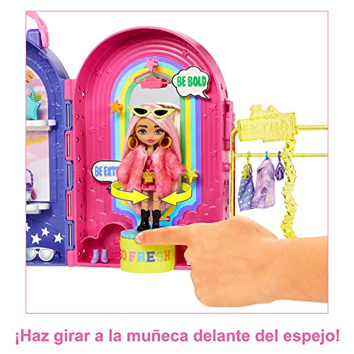 Barbie Extra Minis Boutique Set de juego portátil con muñeca pequeña y accesorios y looks de moda, juguete +3 años (Mattel HHN15)