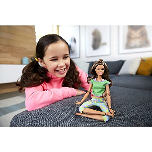 Barbie Movimiento sin límites Muñeca articulada morena con ropa deportiva de juguete (Mattel GXF05)