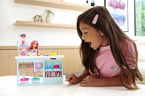 Barbie y su Pastelería Muñeca pelo fantasía con tienda, juego de plastilina y accesorios de juguete, regalo para niñas y niños +3 años (Mattel HGB73)