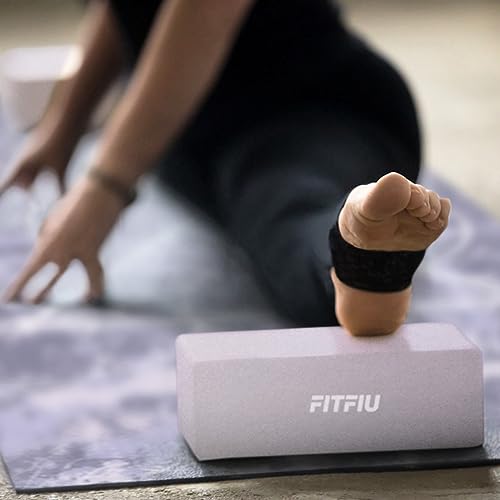Fitfiu Fitness KITWELL-601 - Pack de 6 Accesorios Yoga Pilates Color Lila Que Incluye Esterilla, aro, Bloque, masajeador de pie, Barra de Masaje y Correa de Yoga, Diseño único geométrico