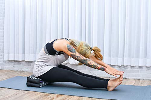 LEEWADEE Bloque de Yoga pequeño – Cojín Alargado para Pilates y meditación, cojín para el Suelo Hecho de kapok Natural, 35 x 18 x 12 cm, Negro