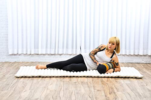 LEEWADEE Yoga Bolster pequeño – Cojín Alargado para Pilates y meditación, reposacabezas Hecho a Mano de kapok, 50 x 15 x 15 cm, Negro Naranjo