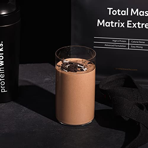 THE PROTEIN WORKS Total Mass Matrix Extreme Protein Powder | Masa Muscular | Alto en Calorías Para Ganar Masa | Con Glutamina, Creatina y Vitaminas | Plátano Suave | 1.325kg
